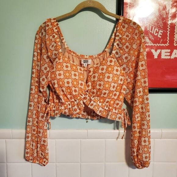 Madden NYC Bohmian Cropped Floral Keyhole Top with Long Sleeves Size Medium - Picture 12 of 12